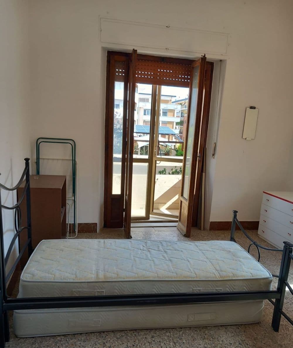 Una camera da letto