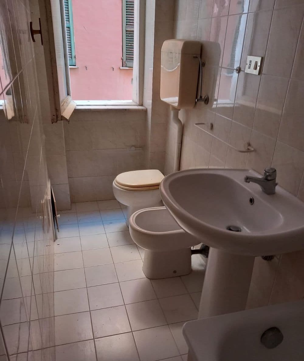 Un bagno con la finestra