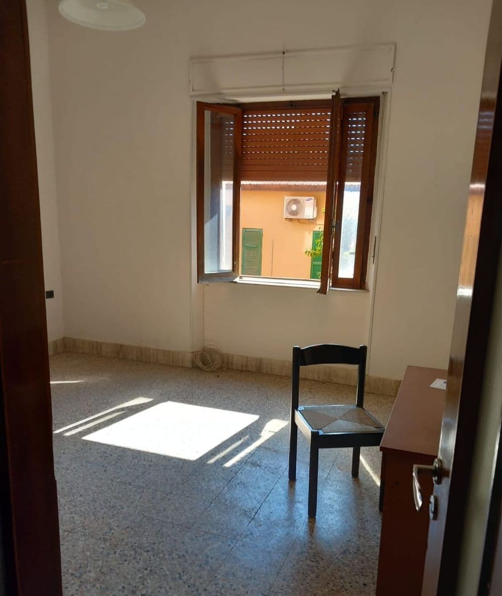 Una stanza con la finestra