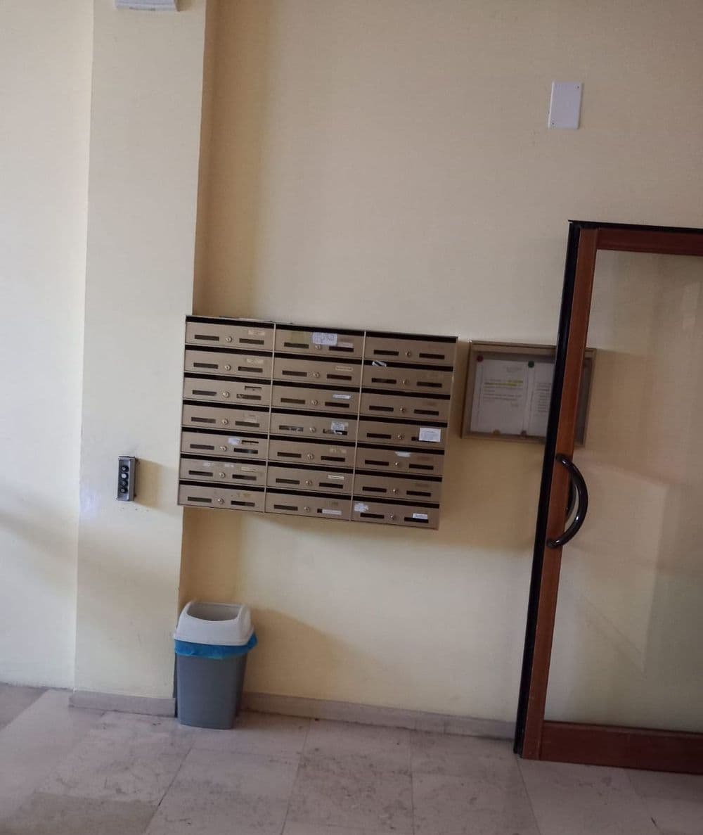 L'androne con le cassette della posta